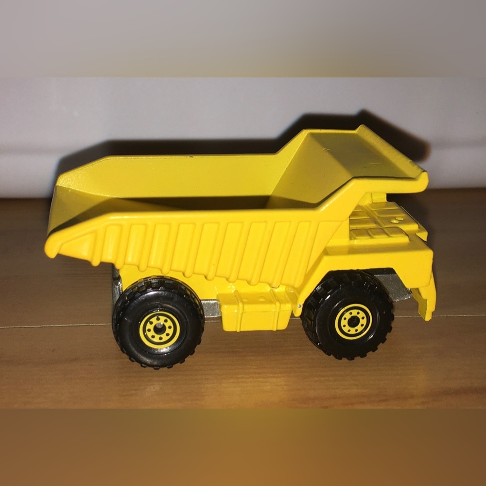 Vintage Hot Wheels Yellow Dumptruck - Picture 3 of 12